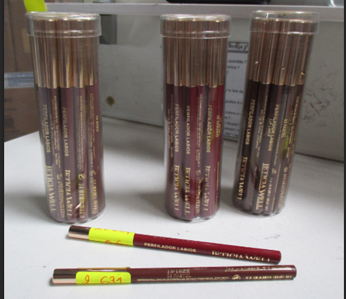 Lichidare stoc creioane contur pentru ochi.